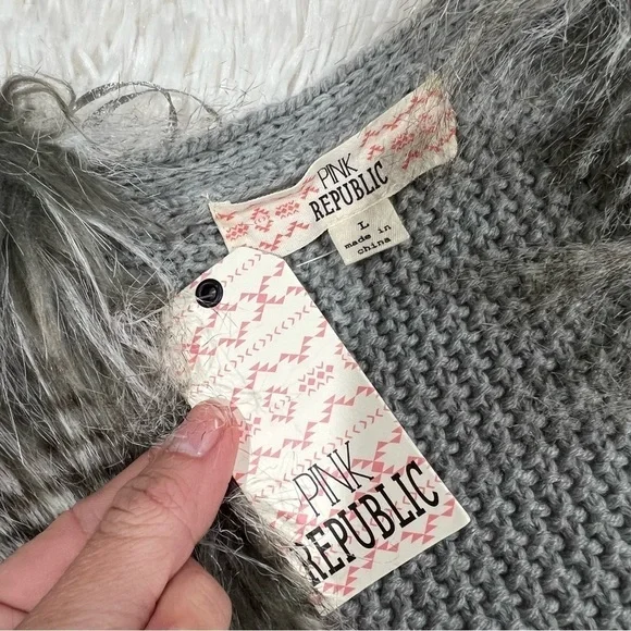 Pink Republic Gray Faux Feathered Fur Knit Woman’s Vest NWT size Large - Picture 4 of 10